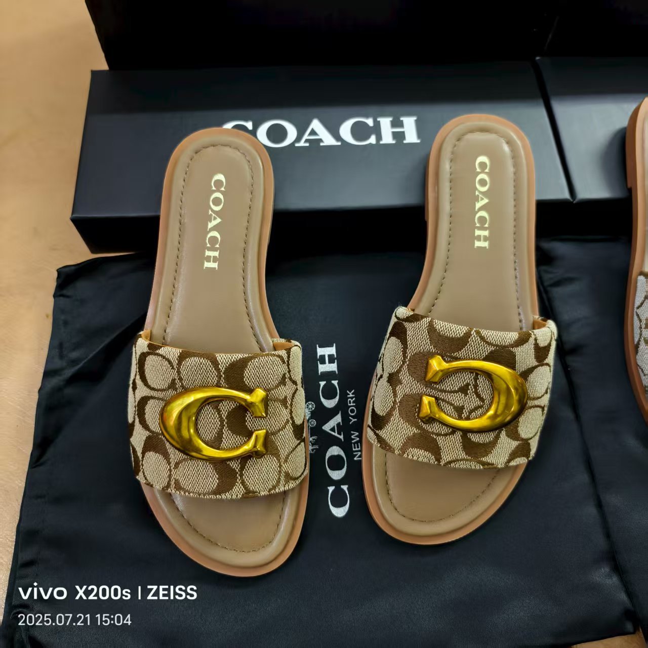 Wholesale Designer Women Wear Flat Fashion Sandals and Slippers - Image 3